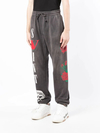 Pantalon de jogging fuselé en coton 100 % noir délavé 420 g/m² | Imprimé logo, détails tête de mort et rose, taille élastiquée avec cordon de serrage - YJ003 3