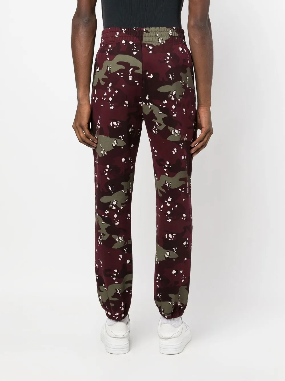Calça de moletom 400GSM em algodão com estampa camuflada em tons de vinho e verde-oliva | Logotipo bordado, cintura elástica, pernas afuniladas e bolsos laterais 5