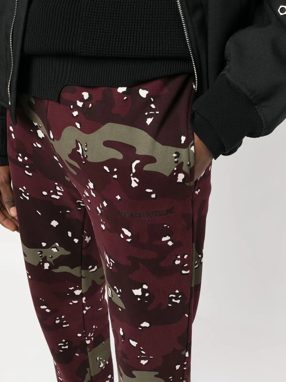 Calça de moletom 400GSM em algodão com estampa camuflada em tons de vinho e verde-oliva | Logotipo bordado, cintura elástica, pernas afuniladas e bolsos laterais 2