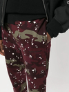 Calça de moletom 400GSM em algodão com estampa camuflada em tons de vinho e verde-oliva | Logotipo bordado, cintura elástica, pernas afuniladas e bolsos laterais 2