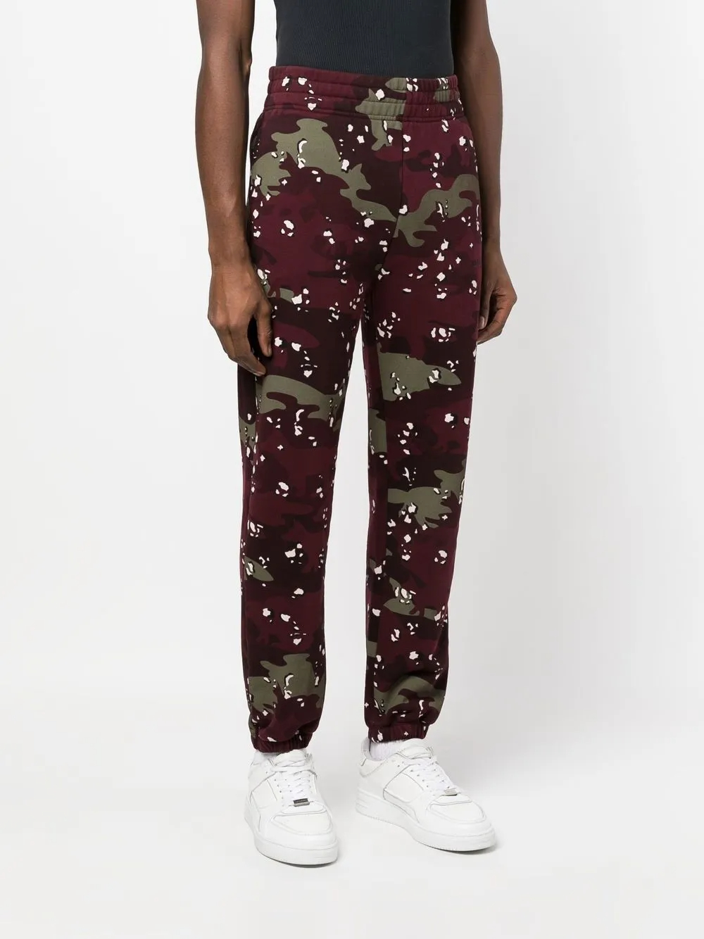 Calça de moletom 400GSM em algodão com estampa camuflada em tons de vinho e verde-oliva | Logotipo bordado, cintura elástica, pernas afuniladas e bolsos laterais 3