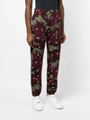 Calça de moletom 400GSM em algodão com estampa camuflada em tons de vinho e verde-oliva | Logotipo bordado, cintura elástica, pernas afuniladas e bolsos laterais 3
