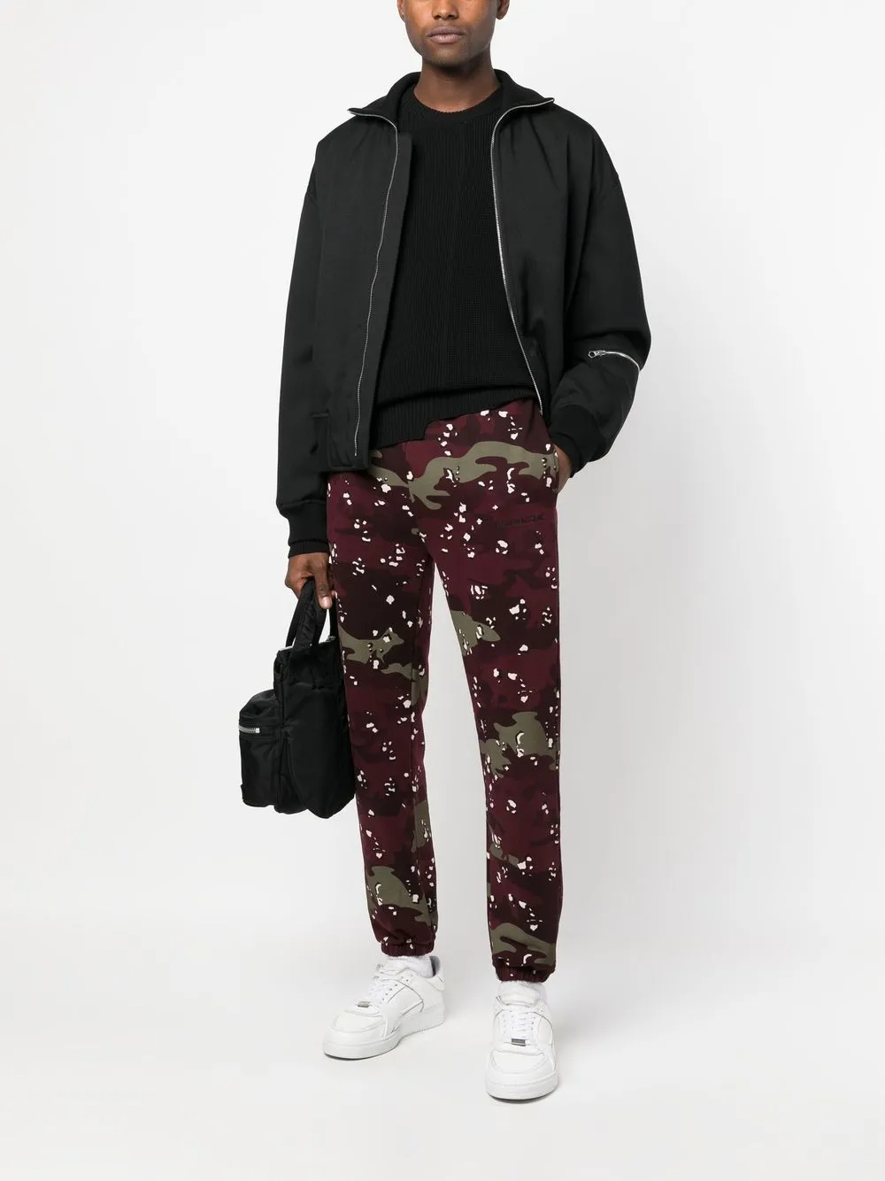 Calça de moletom 400GSM em algodão com estampa camuflada em tons de vinho e verde-oliva | Logotipo bordado, cintura elástica, pernas afuniladas e bolsos laterais 4