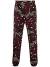 Calça de moletom 400GSM em algodão com estampa camuflada em tons de vinho e verde-oliva | Logotipo bordado, cintura elástica, pernas afuniladas e bolsos laterais 1
