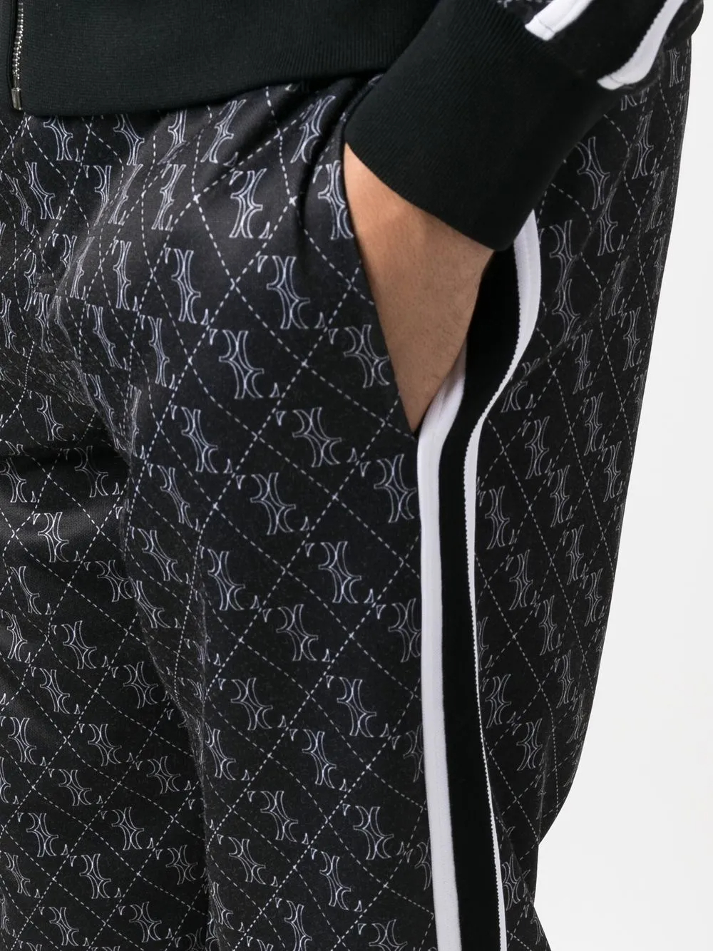 Bộ đồ thể thao in họa tiết monogram đen trắng 420GSM | Sản xuất tại Ý, chất liệu pha cotton 55/45, áo khoác có khóa kéo và quần jogger ống côn - SSS004 5