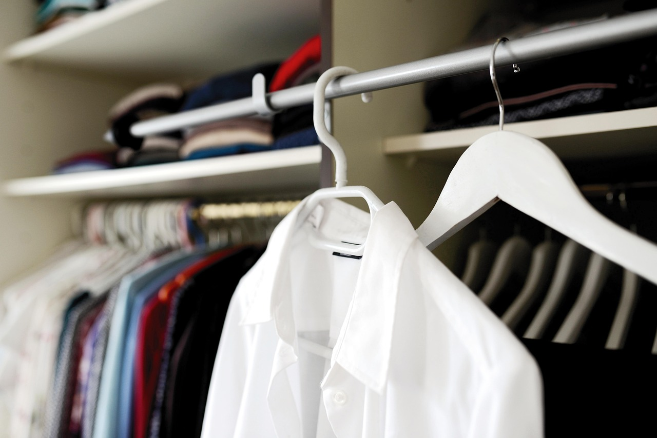 Ropa personalizada vs. moda rápida: ¿Por qué lo personalizado es la mejor opción?