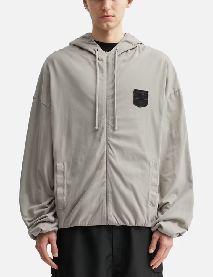 Sweat à capuche zippé pour homme, couleur taupe, 220 g/m², 100 % coton jersey, avec écusson sur la poitrine et cordon de serrage à la capuche.