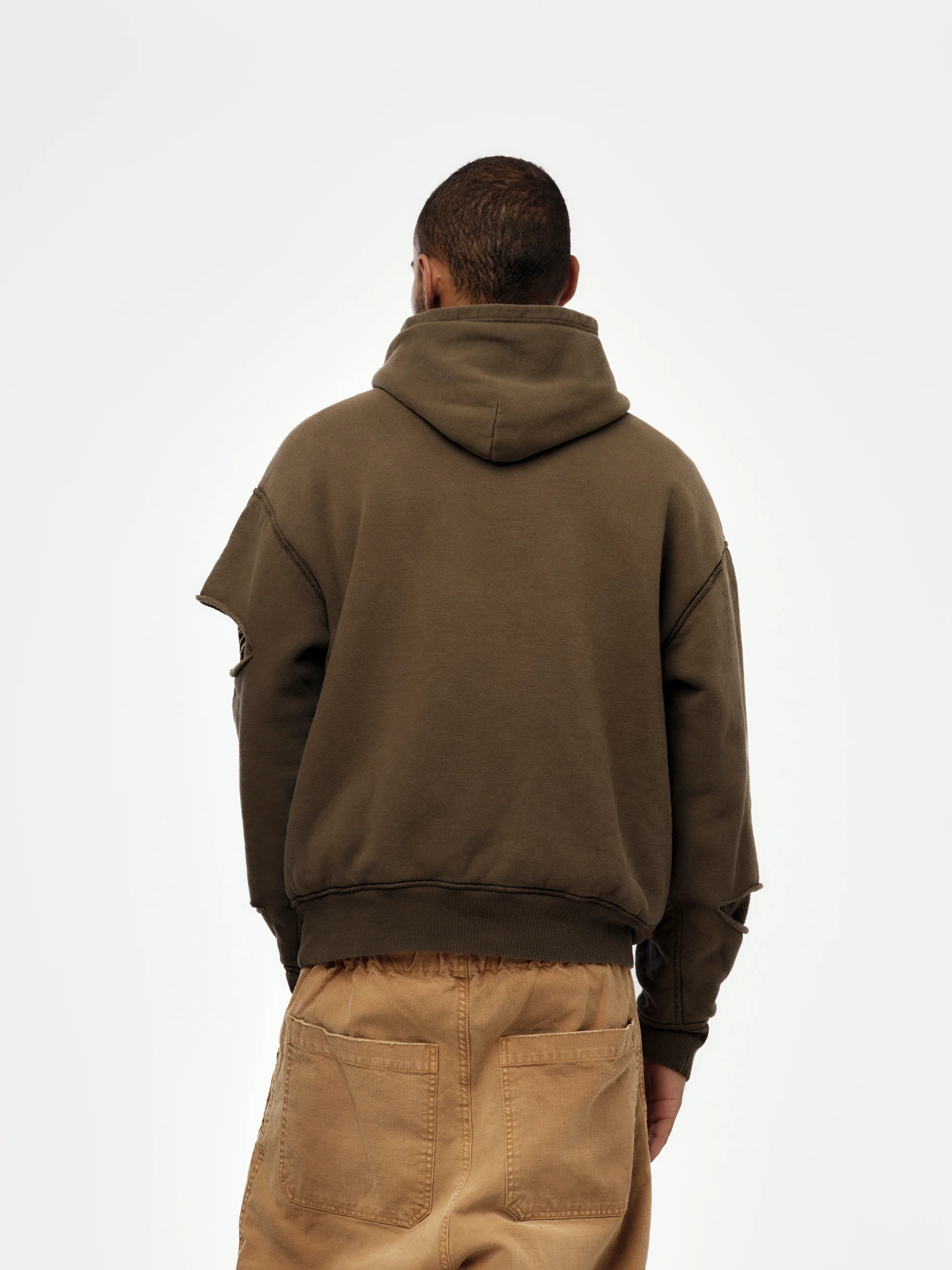 Áo len unisex màu nâu, chất liệu 460gSM, có mũ trùm đầu, hai mặt, kiểu dáng rách rưới với các chi tiết họa tiết. 4
