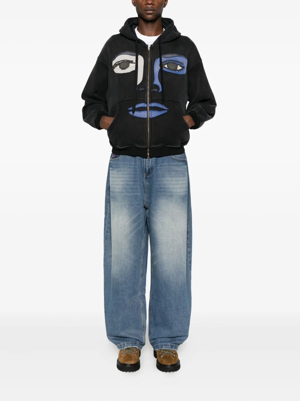 Sweat à capuche oversize en coton 600 g avec poche, orné d'appliqués brodés et délavés à l'acide. 6