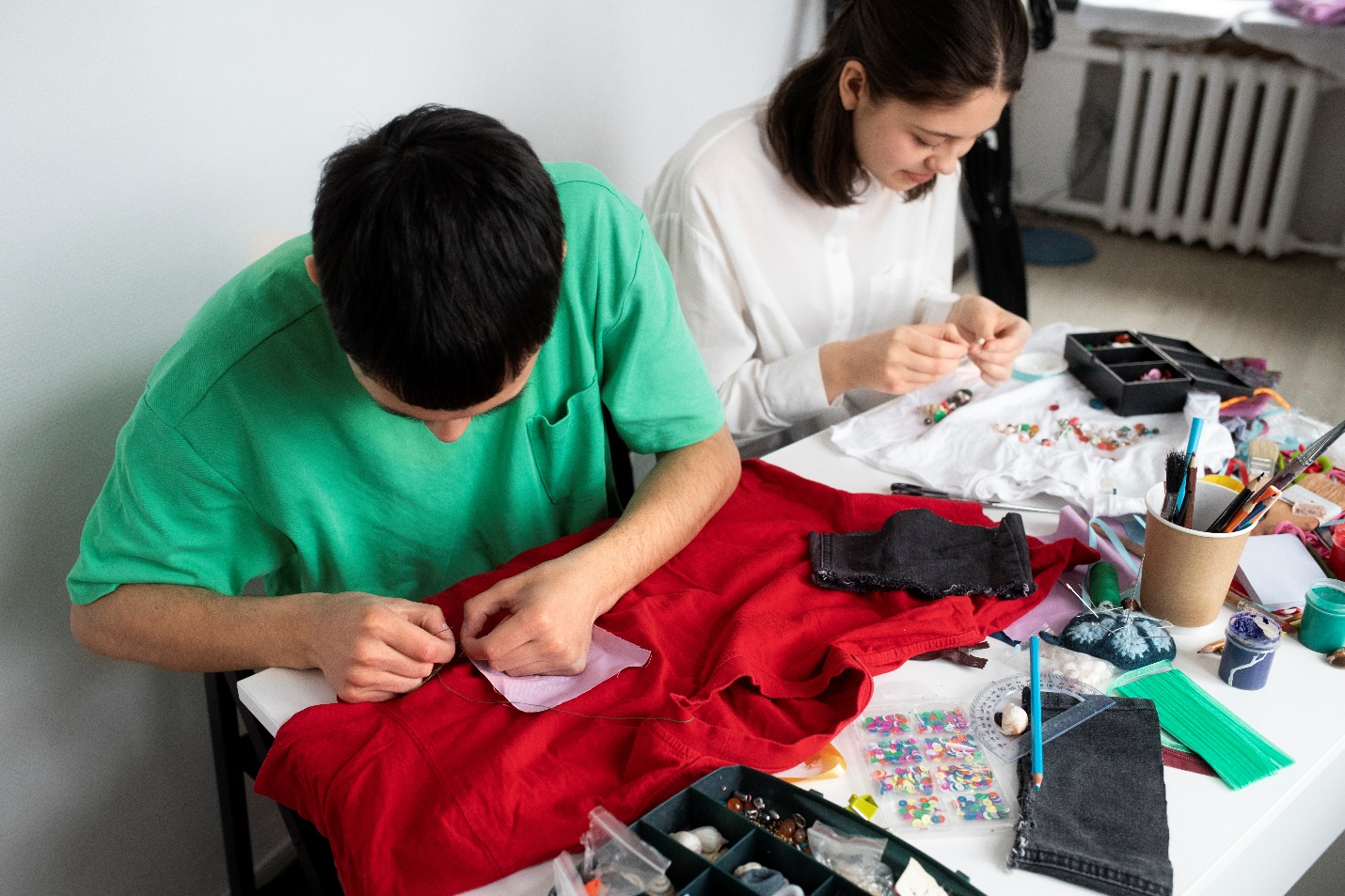 Ventajas de asociarse con un fabricante de camisetas personalizadas con experiencia