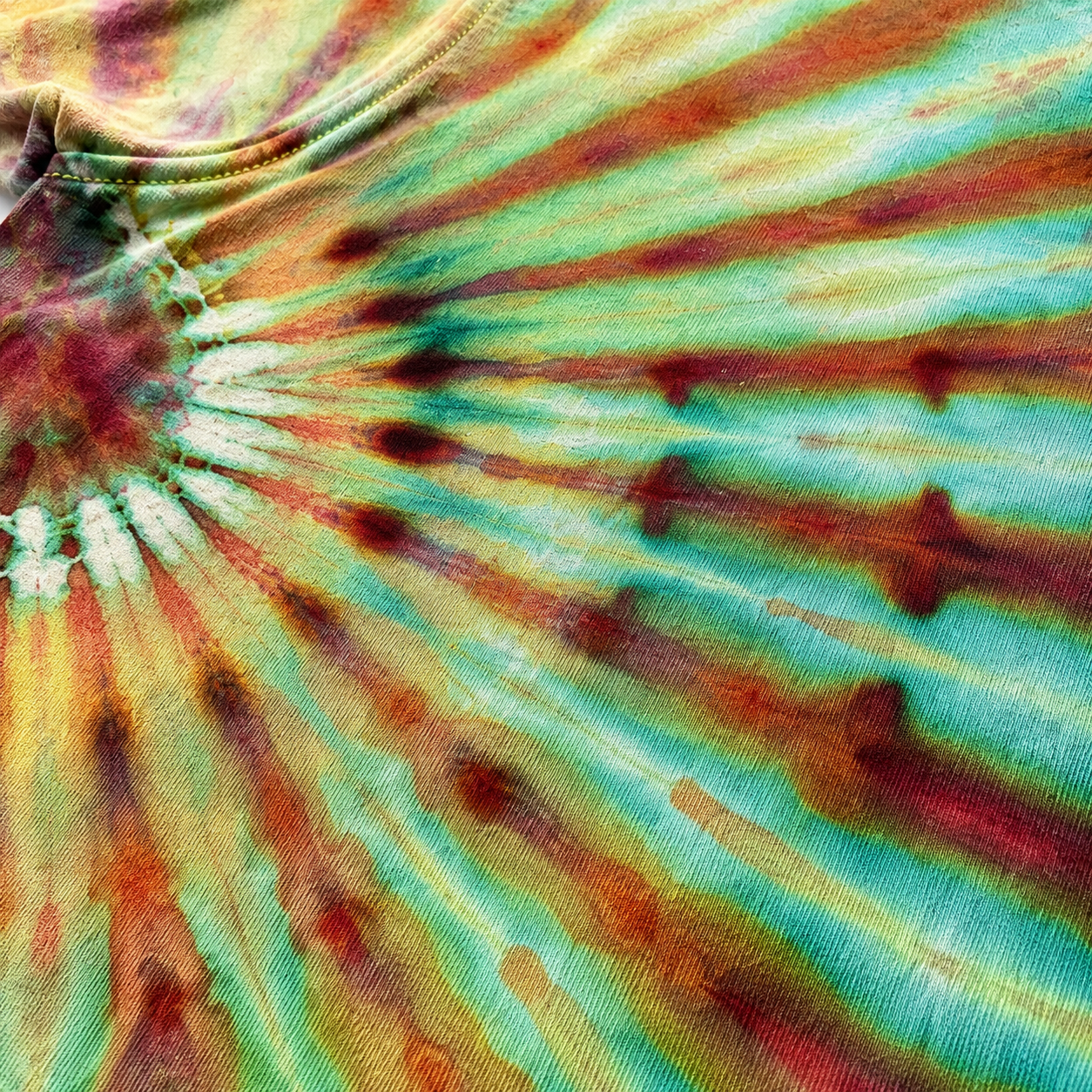 T-shirt in cotone pesante 260 g/m² con effetto specchio e tintura a ghiaccio, vestibilità comoda. 2