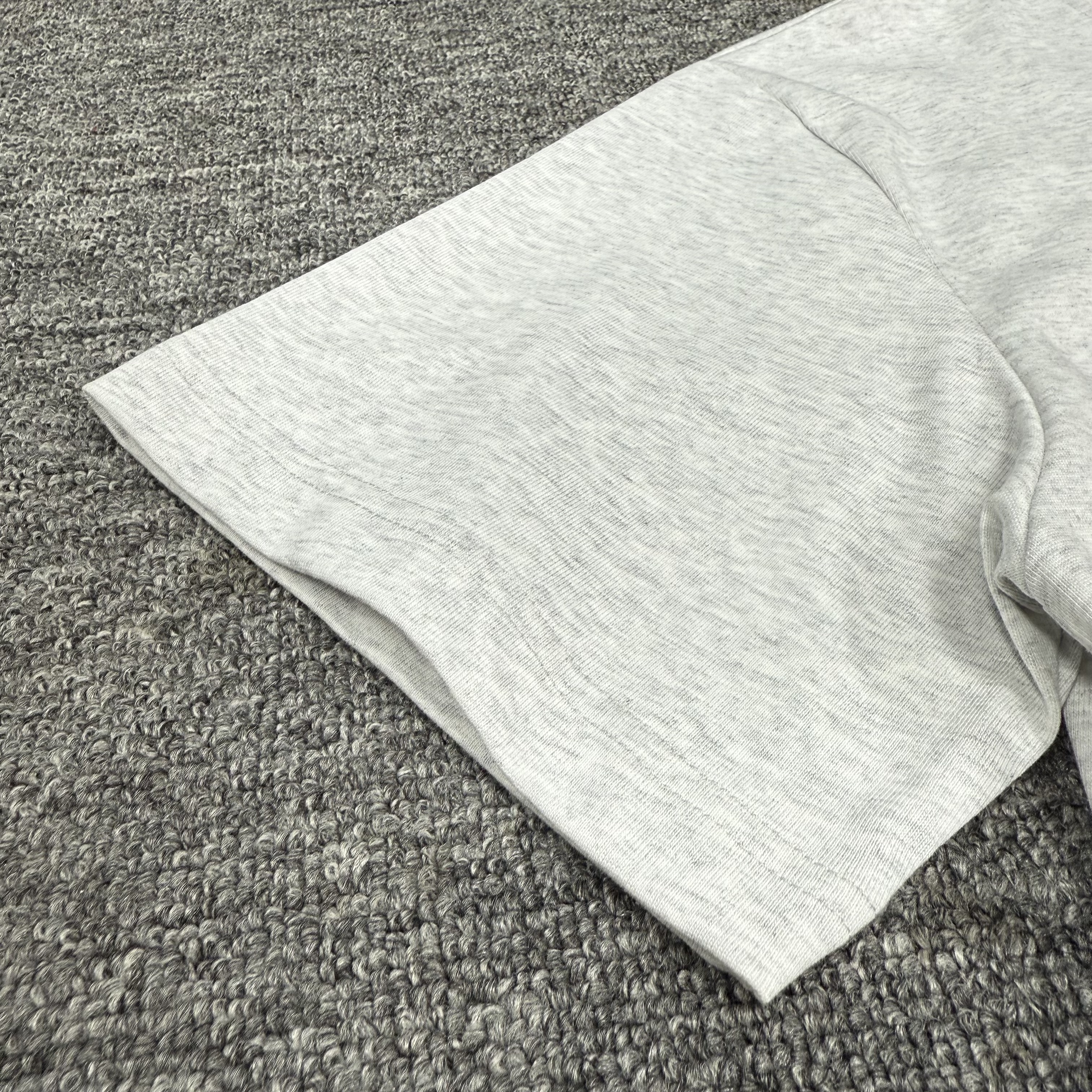 T-shirt girocollo premium in ciniglia di cotone biologico al 100%, 275 g/m², con ricamo. 9