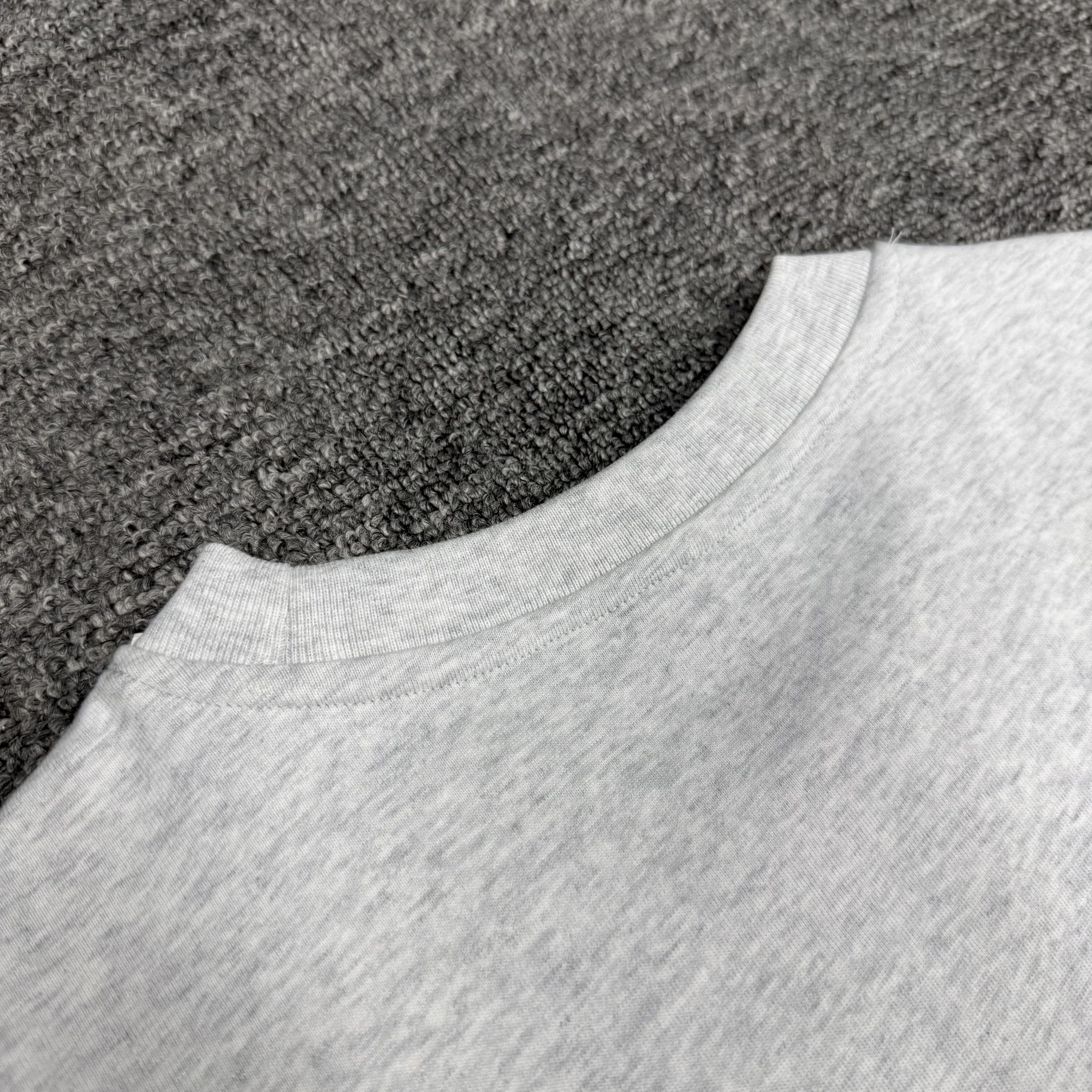 T-shirt girocollo premium in ciniglia di cotone biologico al 100%, 275 g/m², con ricamo. 8