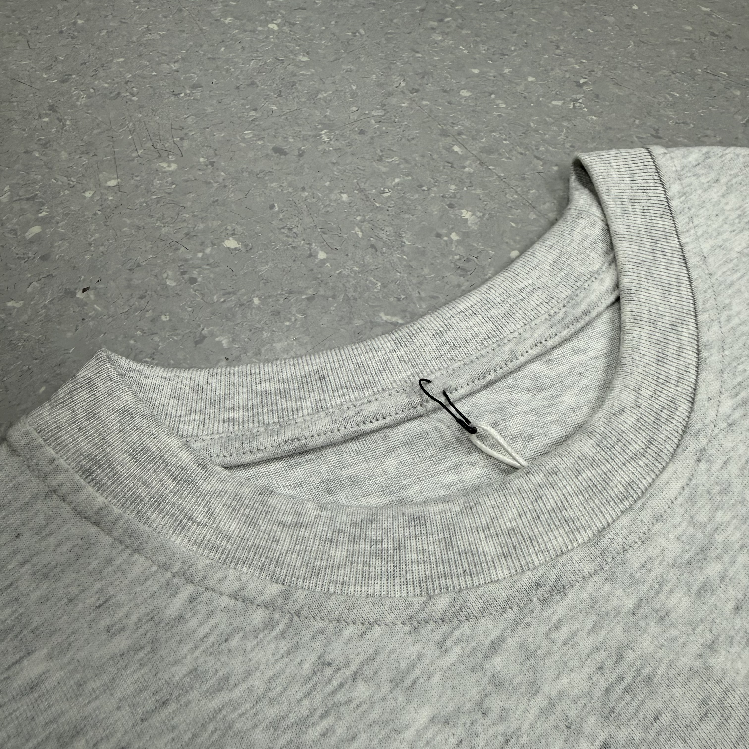 T-shirt girocollo premium in ciniglia di cotone biologico al 100%, 275 g/m², con ricamo. 7