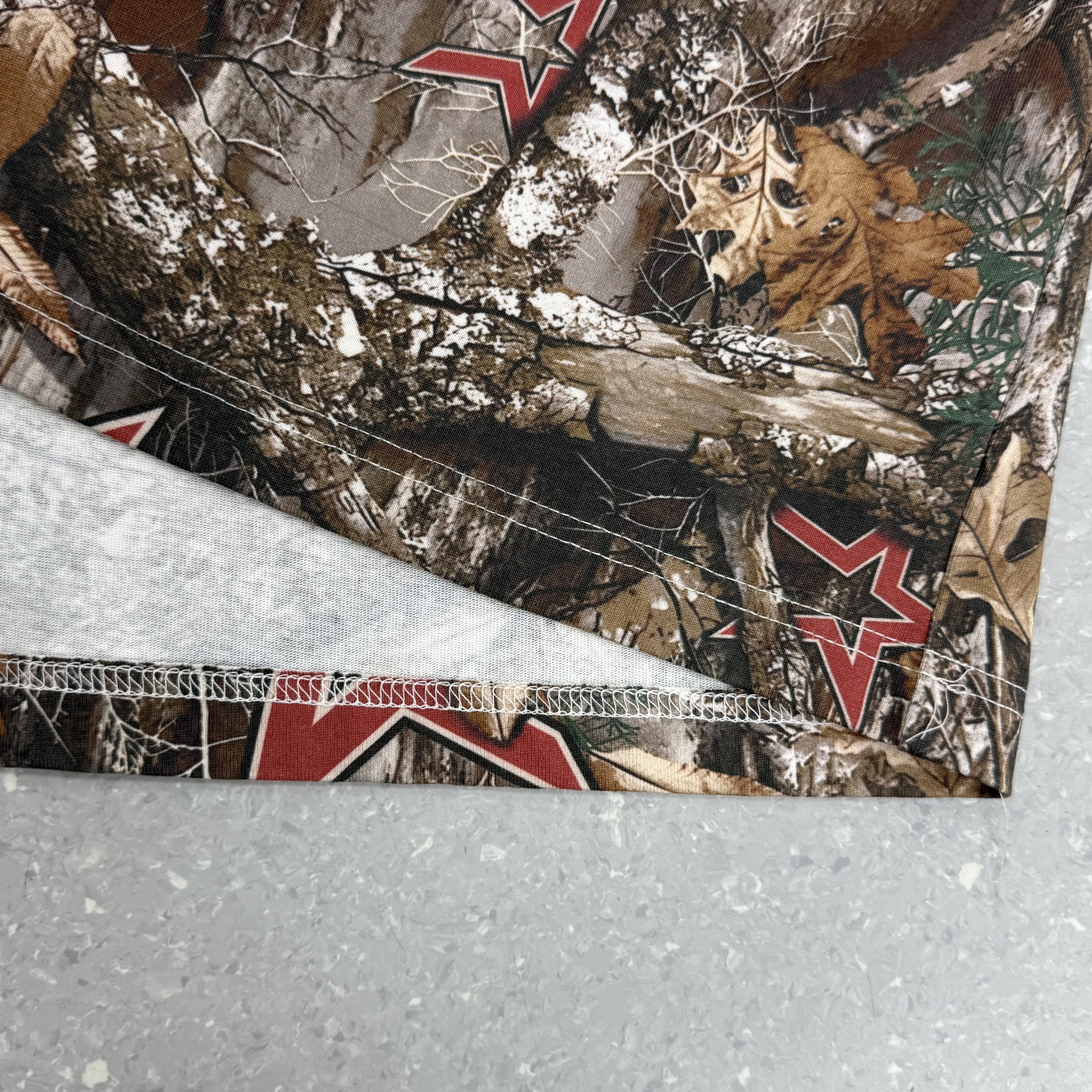 חולצת טריקו בצבע הסוואה Realtree עם הדפס כוכב אדום, 100% כותנה, בדוגמת 230 גרם למ"ר 7