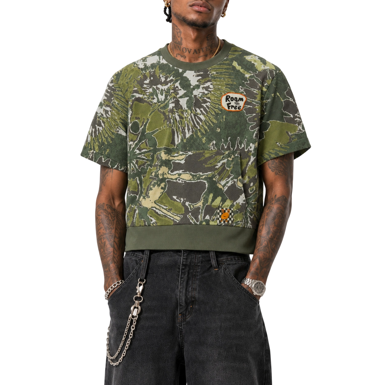 Kurzes Top aus 280 g/m² schwerem, kurzem Schnitt mit Camouflage-Tie-Dye-Muster, gefertigt aus 95 % Baumwolle und 5 % Elastan und mit einem gestickten Aufnäher. 4